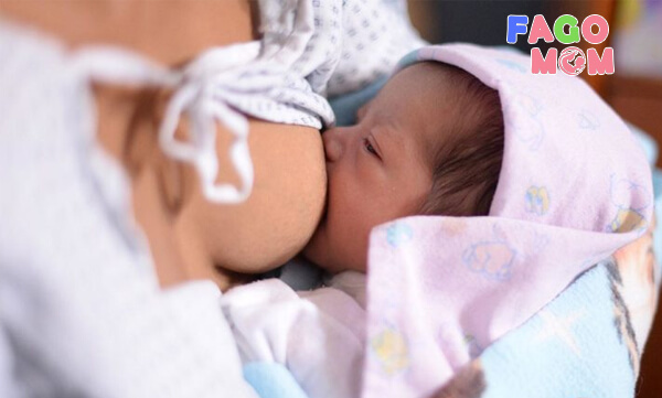 Cho trẻ bú đều đặn thường xuyên để giảm bớt tình trạng tắc tia sữa
