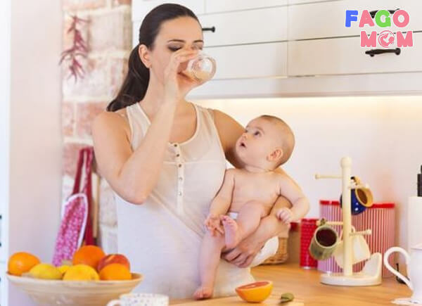 Nước và nước trái cây rất tốt cho phụ nữ sau sinh