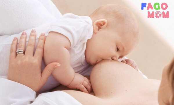 Cho con bú thường xuyên để loại bỏ tình trạng tắc tia sữa